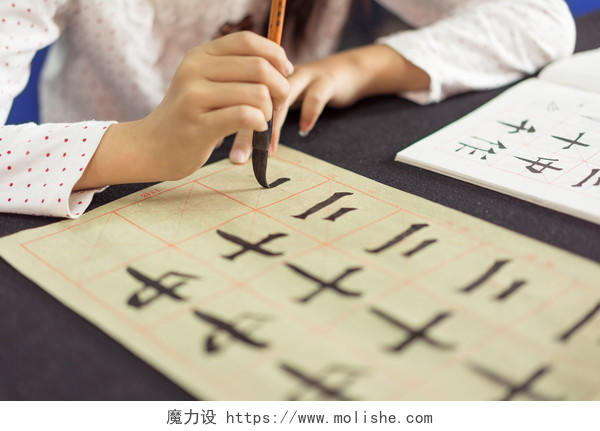 中国的孩子学习书法写汉字
